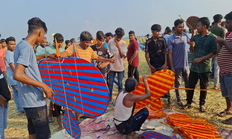জয়পুরহাটে তুলসীগঙ্গা নদীর তীরে দুই দিনব্যাপী ঘুড়ির মেলা